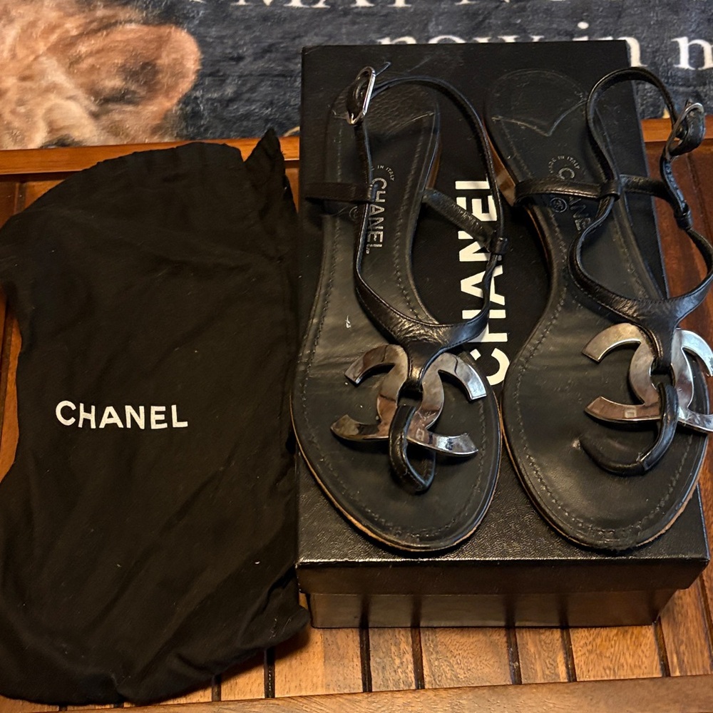 CHANEL Black Leather CC Logo Thong Sandals - Picture 8 of 9